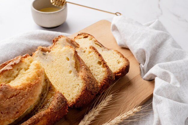 Vista ad alto angolo di pane di banana tagliato su uno sfondo di cemento chiaro