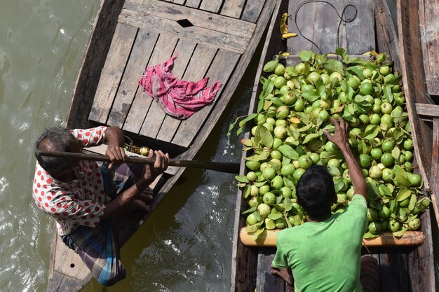 Vista ad alto angolo di persone che vendono frutta in acqua