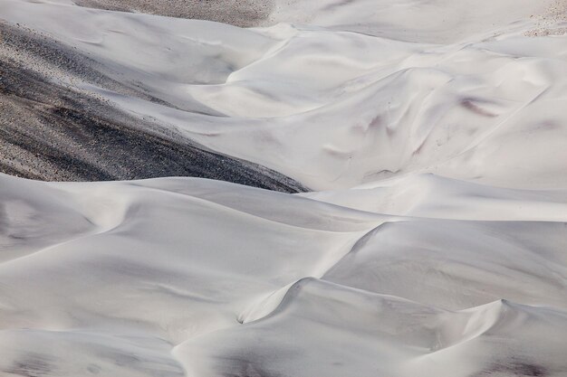 Vista ad alto angolo di terreno coperto di neve