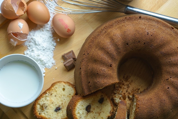 Vista ad alto angolo di torte e uova sul tavolo in cucina a casa