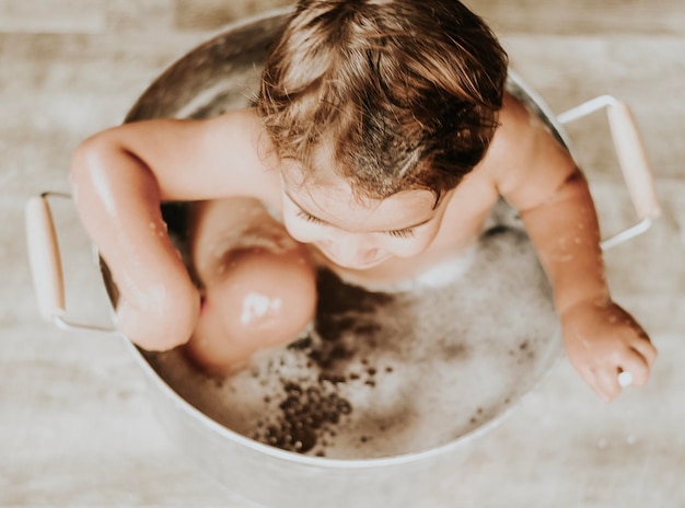 Vista ad alto angolo di un bambino in vasca da bagno