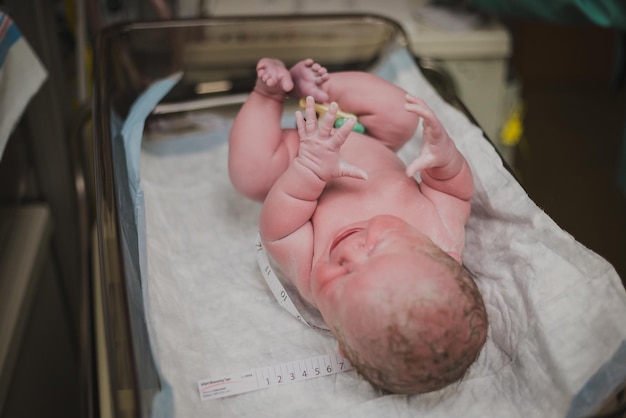 Vista ad alto angolo di un bambino nudo e carino sdraiato in ospedale