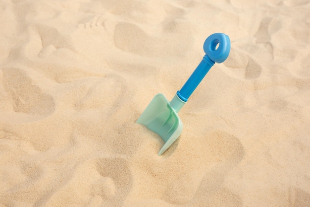 Vista ad alto angolo di un giocattolo di plastica sulla spiaggia