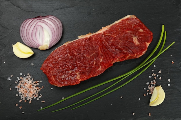 Vista ad alto angolo di un pezzo di carne rossa