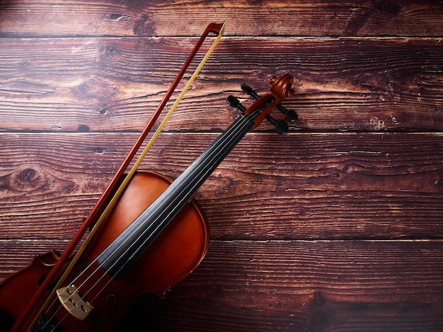 Vista ad alto angolo di un violino su un tavolo di legno