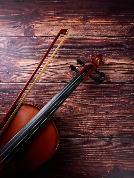 Vista ad alto angolo di un violino su un tavolo di legno