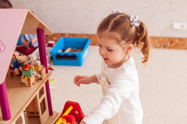 Vista ad alto angolo di una bambina carina a casa