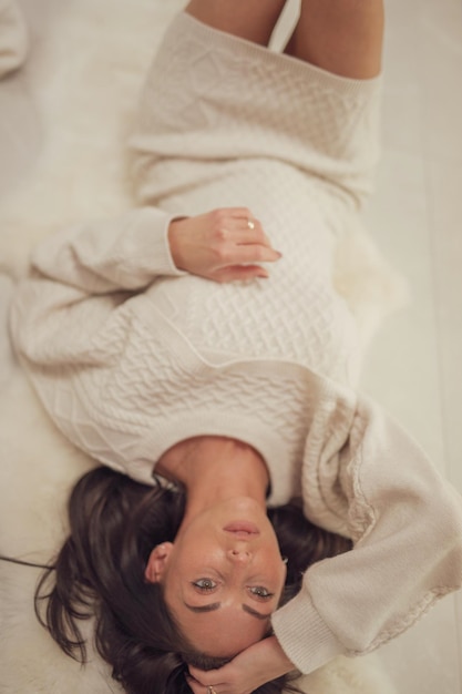 Vista ad alto angolo di una bambina carina sdraiata sul letto