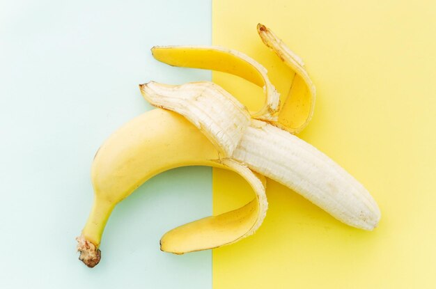 Vista ad alto angolo di una banana su uno sfondo colorato