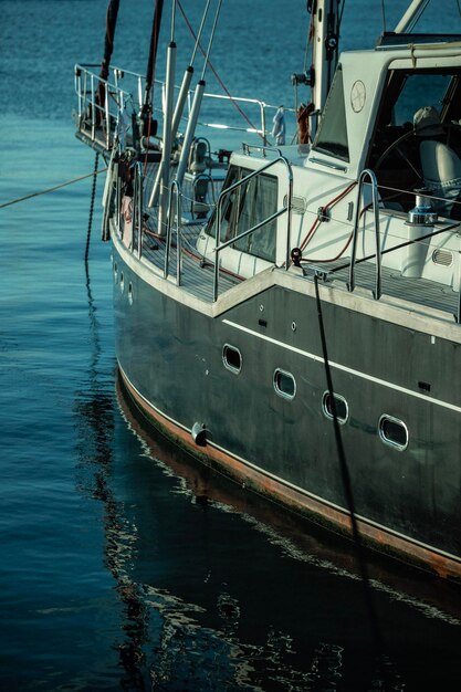 Vista ad alto angolo di una barca a vela in mare