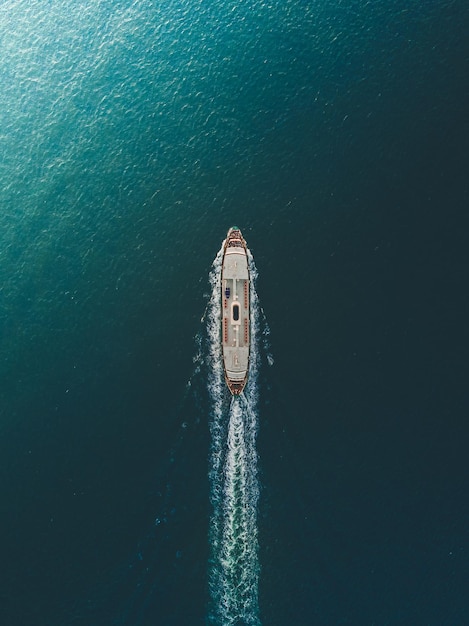 Vista ad alto angolo di una barca che naviga in mare