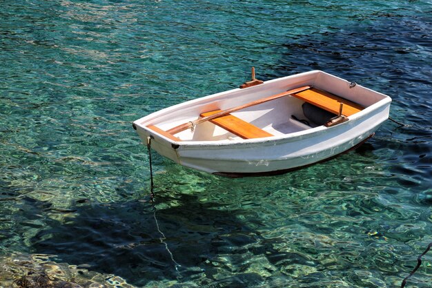 Vista ad alto angolo di una barca ormeggiata in mare