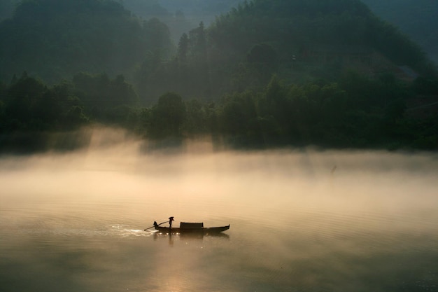 Vista ad alto angolo di una barca sul lago