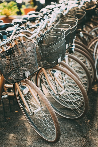 Vista ad alto angolo di una bicicletta parcheggiata sul sentiero pedonale