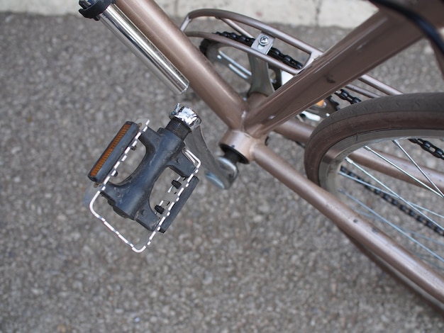 Vista ad alto angolo di una bicicletta parcheggiata sulla strada