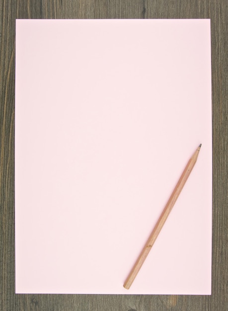 Vista ad alto angolo di una matita con una carta bianca sul tavolo