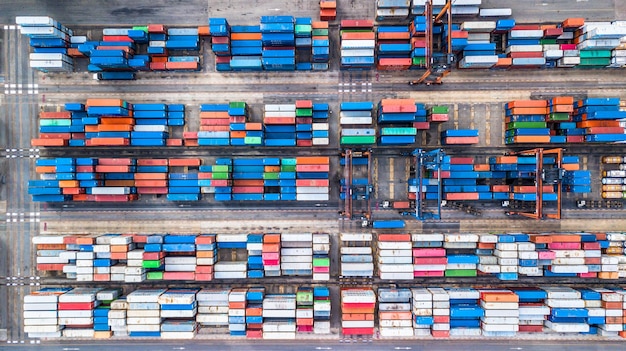 Vista ad alto angolo di una nave portacontainer nel molo commerciale
