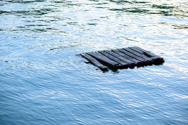 Vista ad alto angolo di una zattera sull'acqua ondulata
