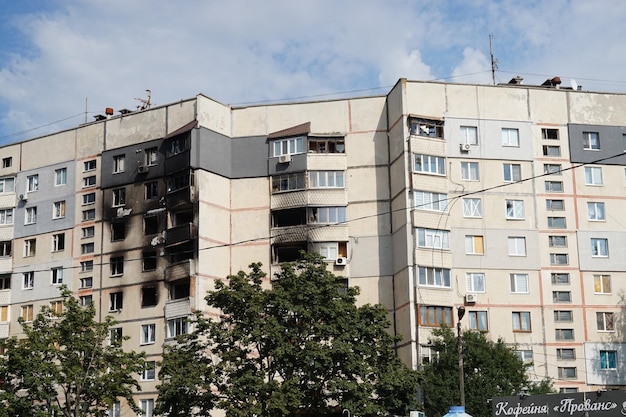 Vista ad angolo basso degli edifici distrutti in città