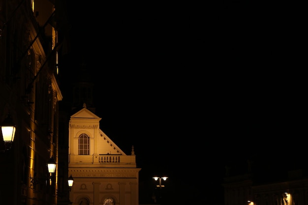 Vista ad angolo basso del campanile illuminato di notte