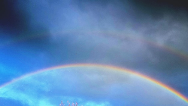 Vista ad angolo basso dell'arcobaleno contro il cielo