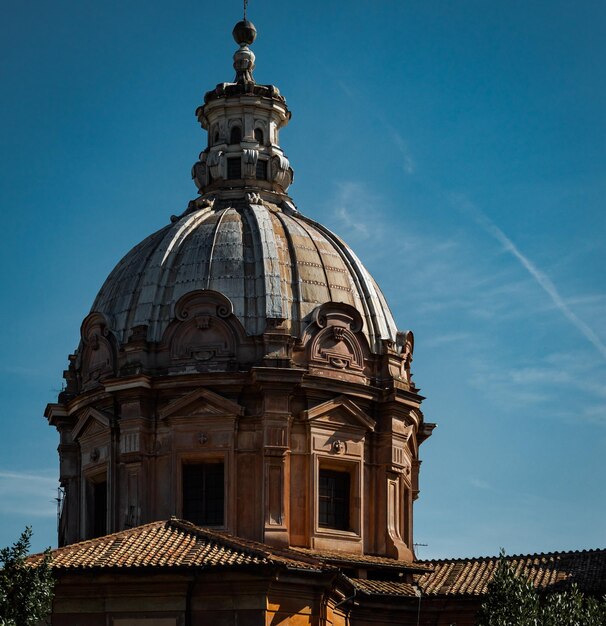 Vista ad angolo basso dell'edificio contro il cielo blu