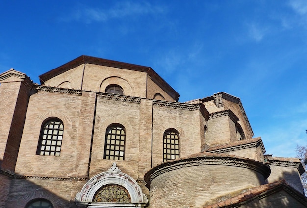 Vista ad angolo basso dell'edificio contro il cielo blu