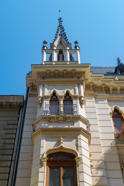 Vista ad angolo basso dell'edificio contro il cielo blu