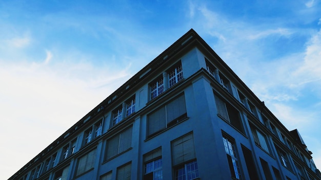 Vista ad angolo basso dell'edificio contro il cielo