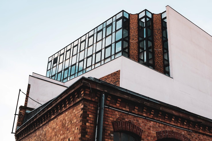 Foto vista ad angolo basso dell'edificio contro il cielo