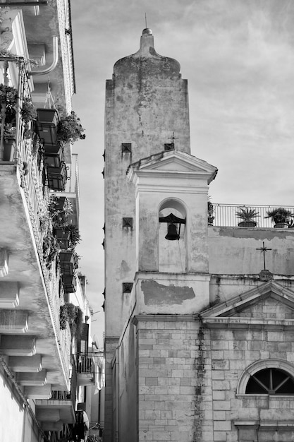 Vista ad angolo basso dell'edificio contro il cielo