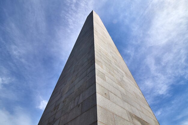 Vista ad angolo basso dell'edificio contro un cielo nuvoloso