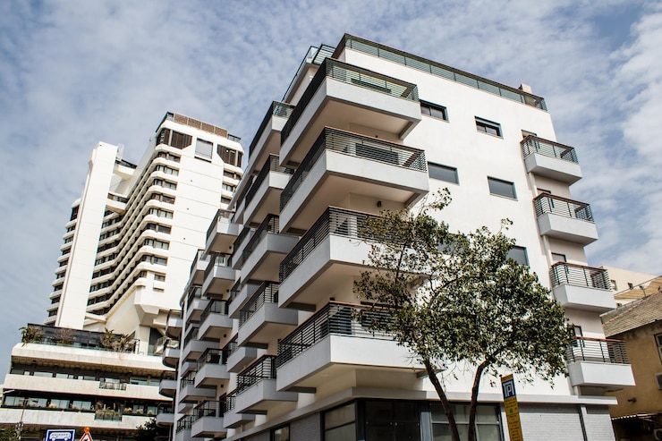 Foto vista ad angolo basso dell'edificio contro un cielo nuvoloso