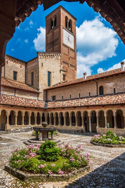 Vista ad angolo basso dell'edificio storico