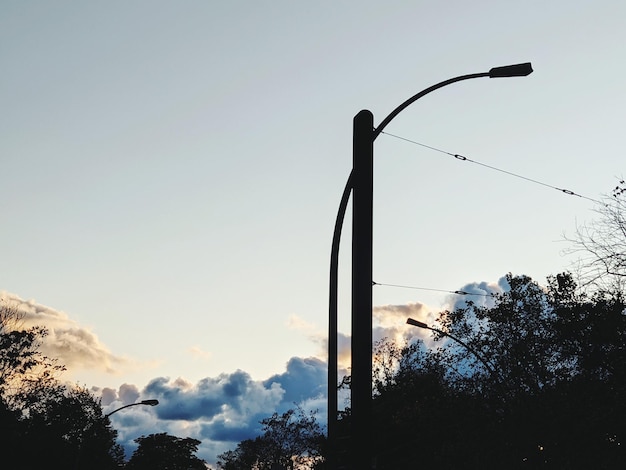 Vista ad angolo basso dell'iluminazione pubblica contro il cielo