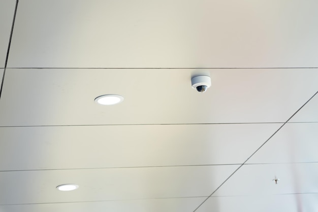 Vista ad angolo basso della lampada elettrica a parete