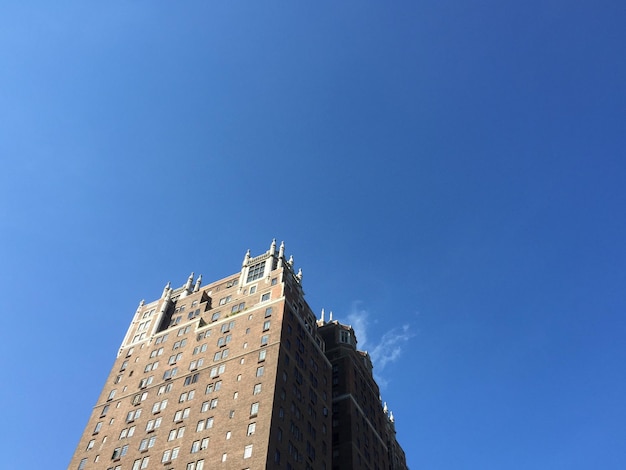 Vista ad angolo basso della struttura costruita contro il cielo blu chiaro