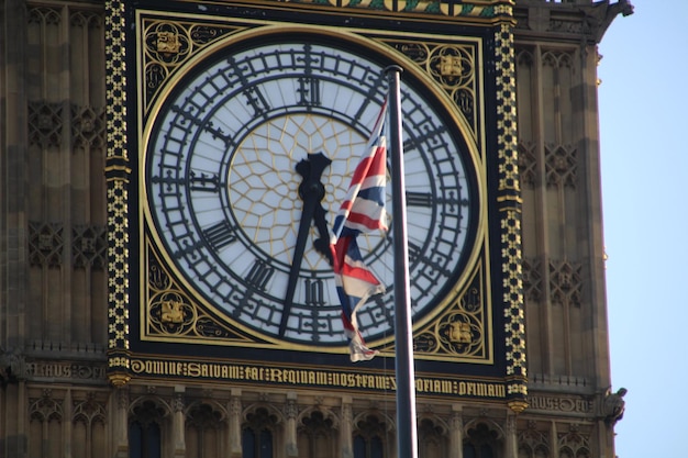 Vista ad angolo basso della torre dell'orologio Big Ben