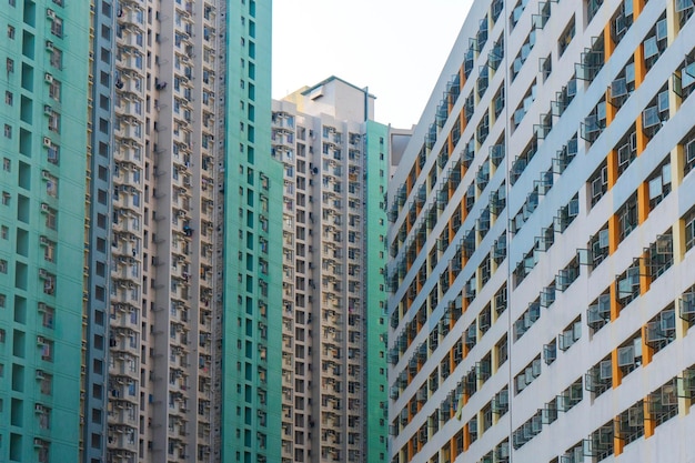 Vista ad angolo basso di edifici moderni in città