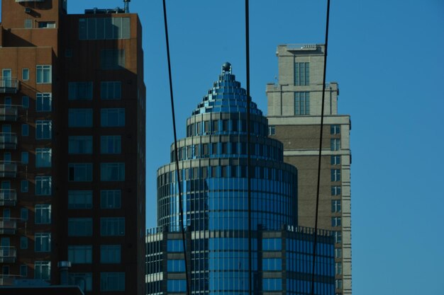 Vista ad angolo basso di edifici moderni