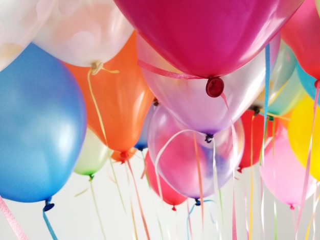 Vista ad angolo basso di palloncini multicolori