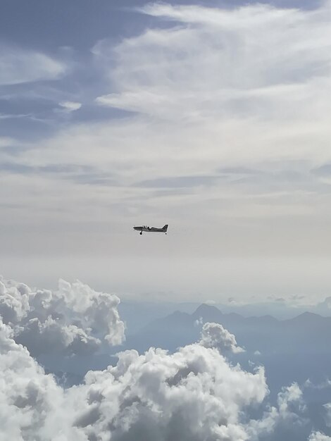 Vista ad angolo basso di un aereo che vola nel cielo