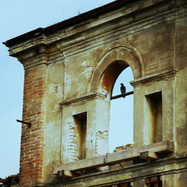 Vista ad angolo basso di un edificio abbandonato