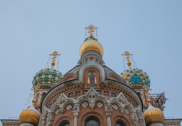 Vista ad angolo basso di un edificio contro un cielo limpido San Pietroburgo salvatore sul sangue versato