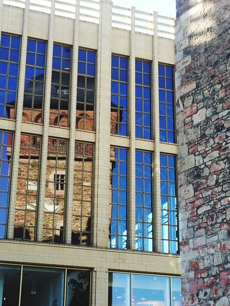 Vista ad angolo basso di un edificio moderno