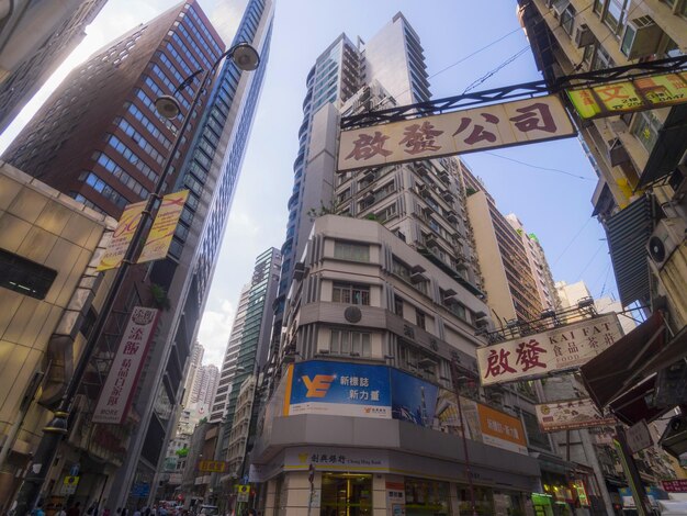 Vista ad angolo basso di un edificio moderno