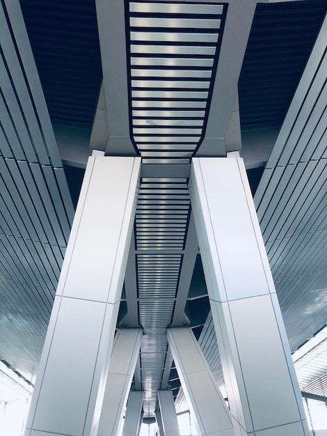 Vista ad angolo basso di un edificio moderno