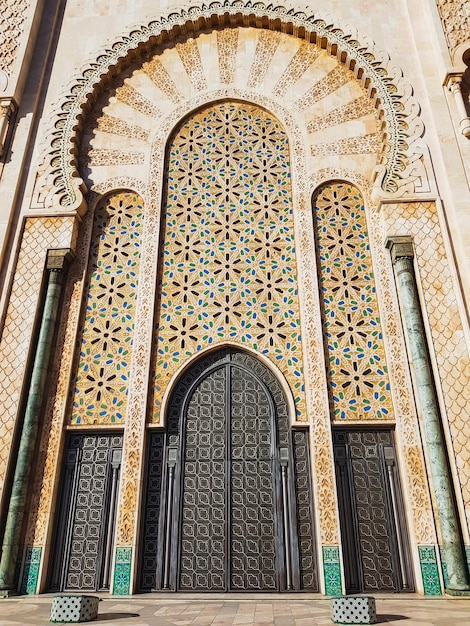 Vista ad angolo basso di un grande cancello nella famosa moschea di Hassan II a Casablanca, in Marocco