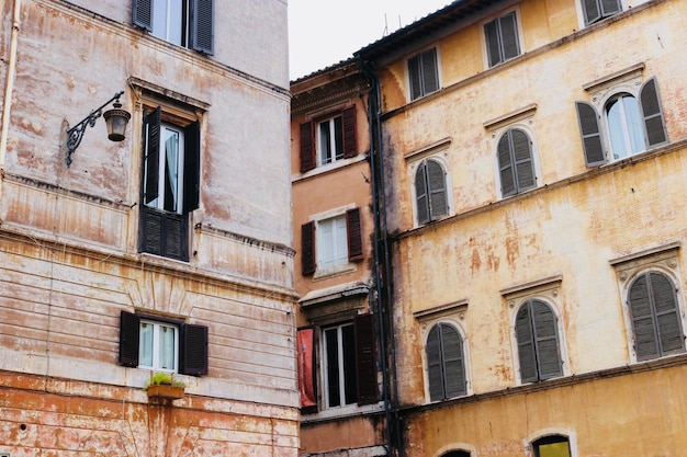 Vista ad angolo basso di un vecchio edificio in città