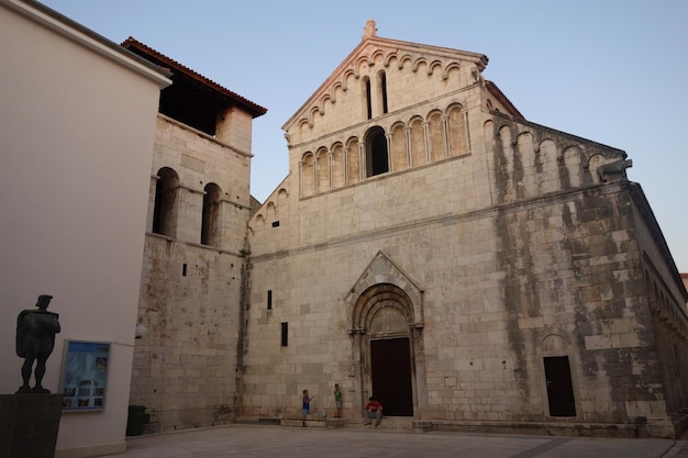 Vista ad angolo basso di una chiesa storica in Croazia